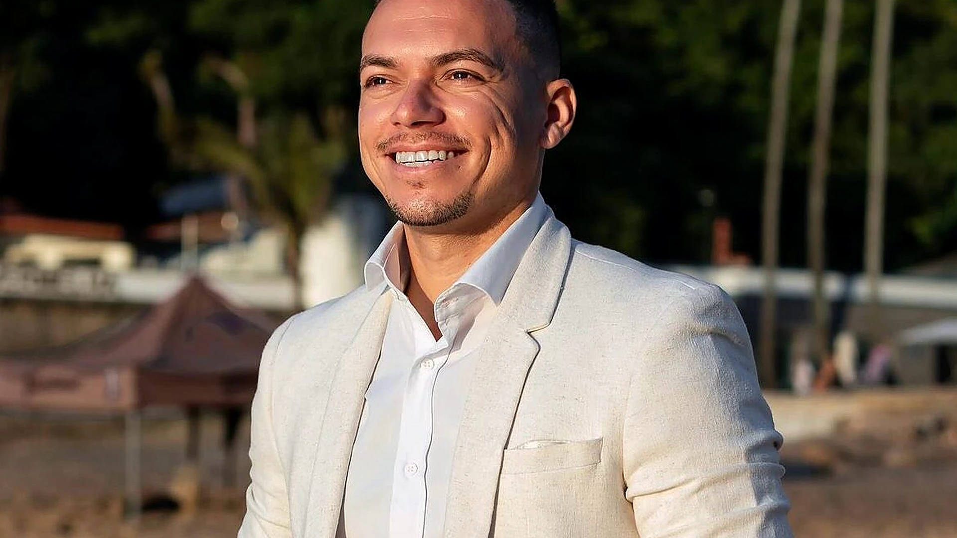 Homem elegante usando blazer bege Duda Ternos, aluguel de ternos em São Gonçalo